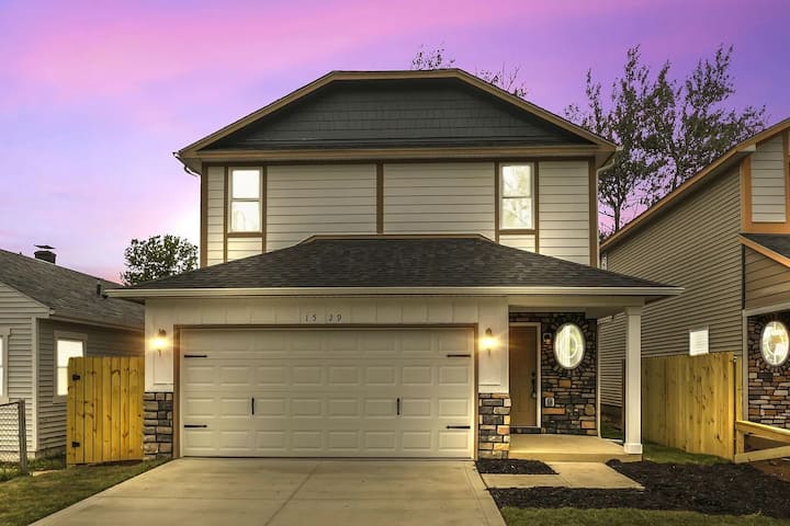 Charming 4br New Home Columbus With Garage Parking - Columbus, OH