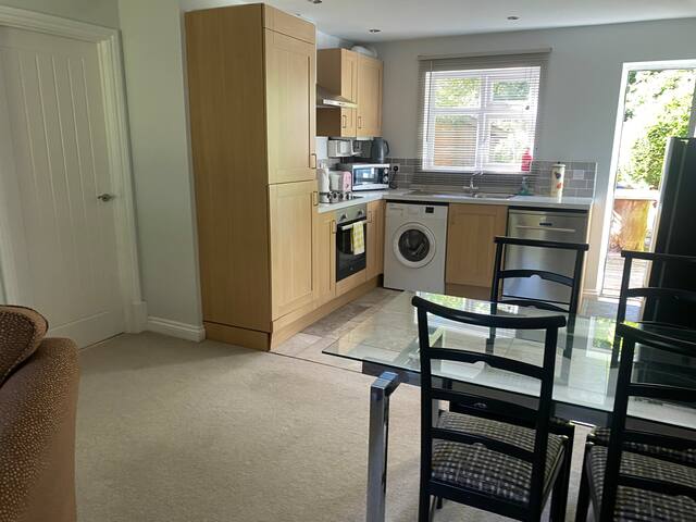 Private quiet sunny bungalow gallery image 3