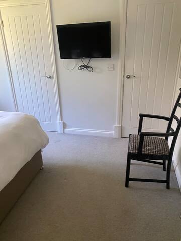 Private quiet sunny bungalow gallery image 2