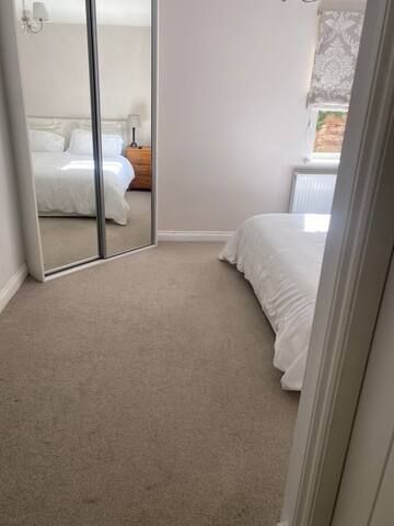 Private quiet sunny bungalow gallery image 5