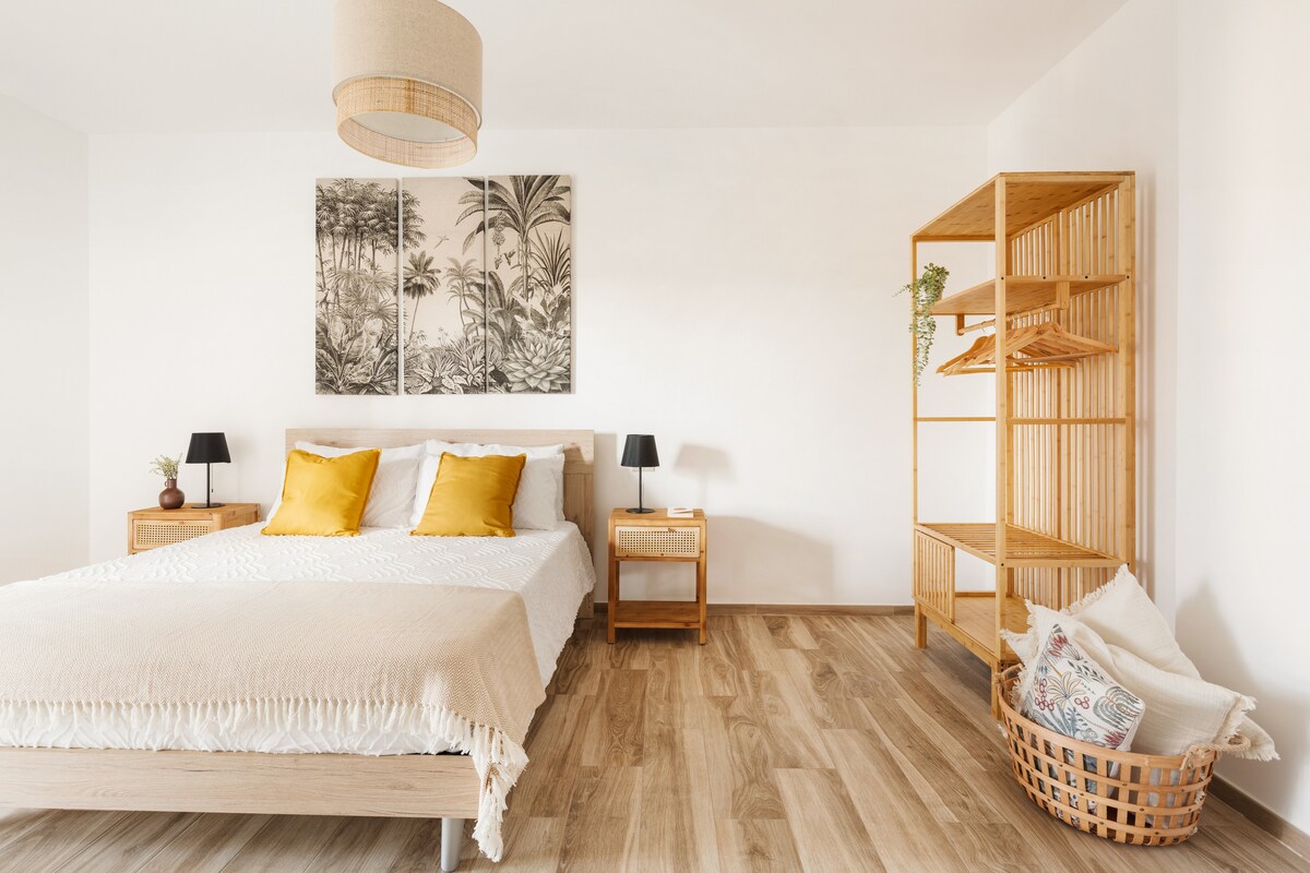 Елегантна двокреветна соба со брачен кревет и душек од мемори пена, бели чаршафи од 100% памук, гардероба од бамбус, паметна работна конзола, врата на прозорец со пристап до тераса.