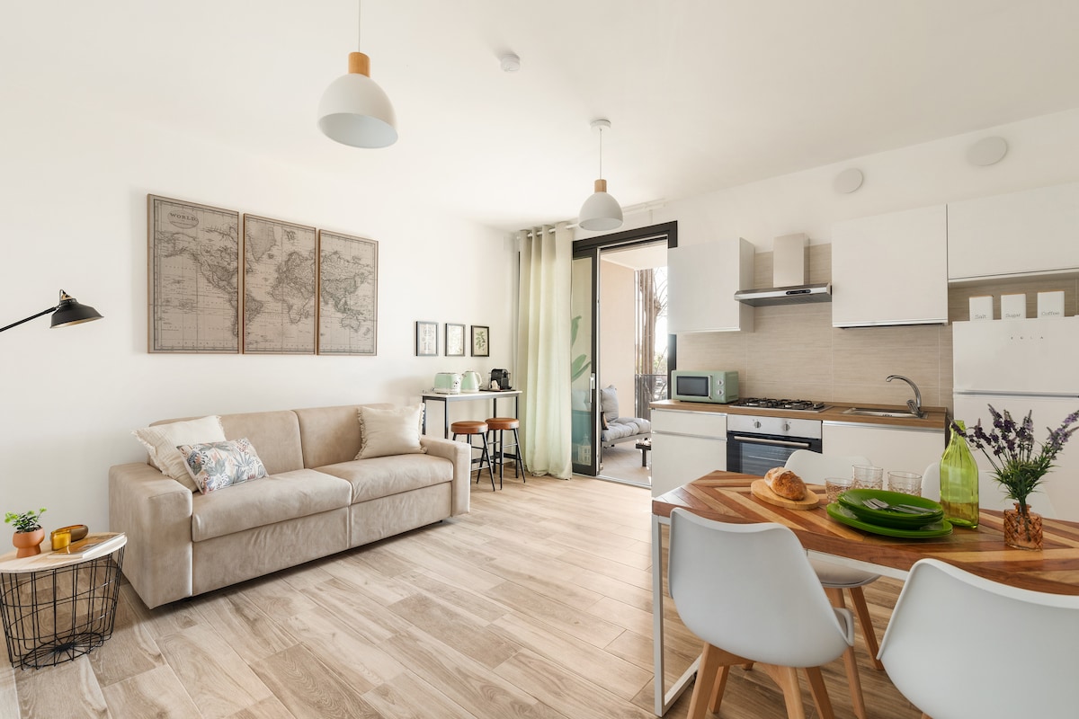 Во светлата дневна соба со отворен простор ќе најдете удобен двоен кауч на спуштање,во аголот за кафе има машина Nespresso,чајник и тостер. На трпезариската маса од акациско дрво удобно може да се сместат четири лица.