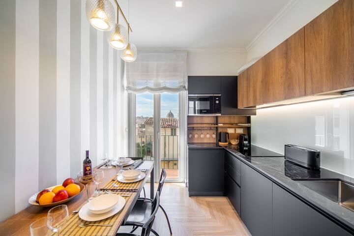 New Luxury Penthouse, Steps from the City Center gallery image 4