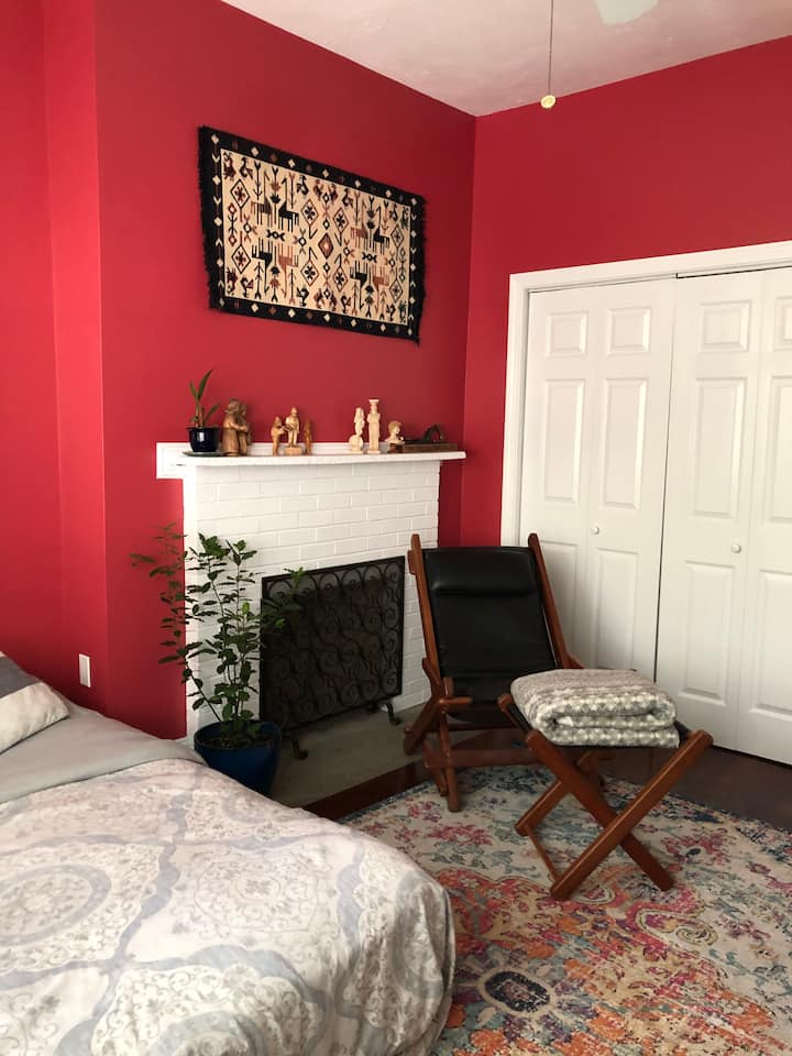 Студија/спална соба на улица Хеменвеј. Простор за закачување облека. 