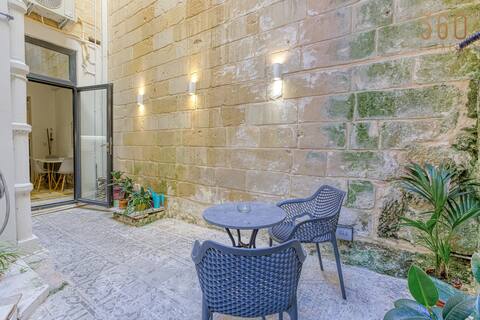 Lovely traditional 4BR Townhouse in charming Isla