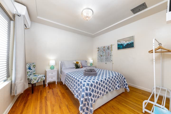 Queensize bed, kledingrek