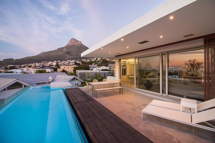 Camps Bay Beach Villa gallery image 2