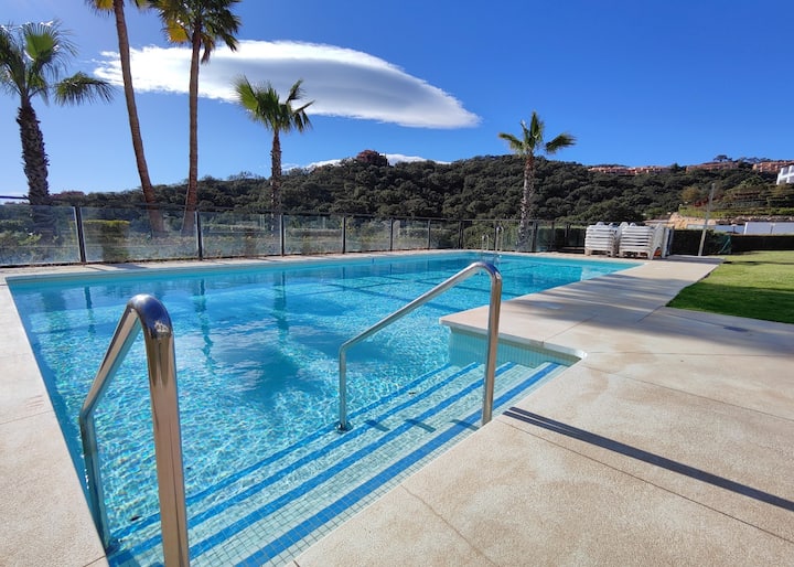 Airbnb con mejor rendimiento: Chic Getaway: Sea, Spa & Sports en Ojén