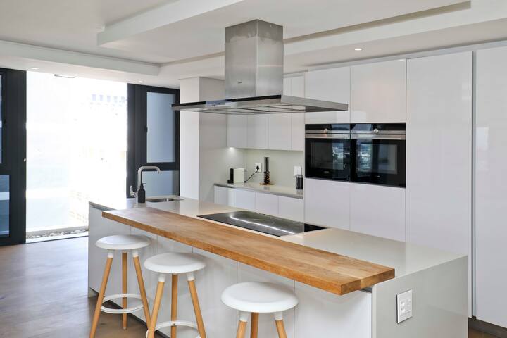 Waterfront & Stadium View Penthouse – Serviced gallery image 5