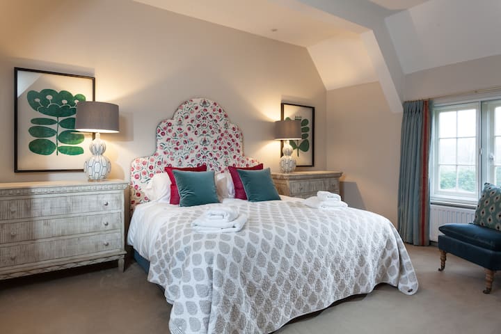 Veliki super veliki bračni apartman sa zasebnom kupaonicom, uključujući veliku kadu i tuš-kabinu.