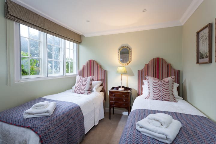 Krasna mala soba s bračnim krevetom.
