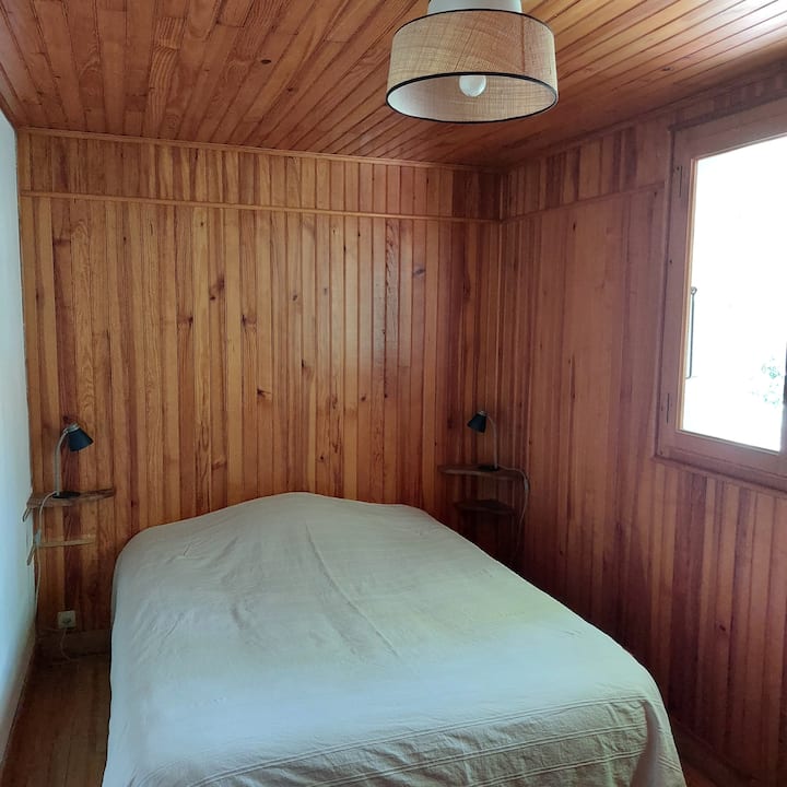 Ორადგილიანი საწოლი, 140 × 200 სმ. Ხელმისაწვდომია საბანი, ლეიბის ბალიში და ბალიშები. Თეთრეული, რომელიც უნდა წამოიღოთ.
Უჯრის შესანახი კარადა