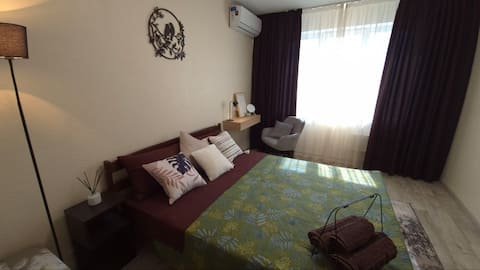 7 min to Zhyvchyk beach, embankment/entertainment/restaurants