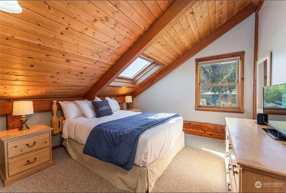 Chambre à coucher avec lit queen size à l'étage, vue sur le lac, télévision + Roku