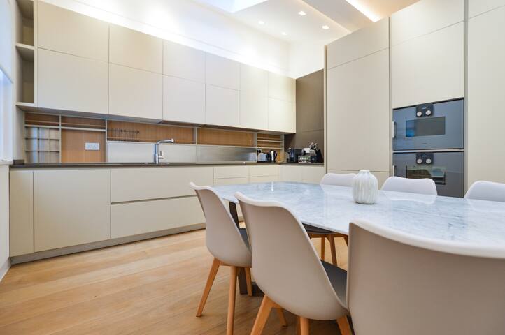 Designer New Soho Mews House gallery image 2