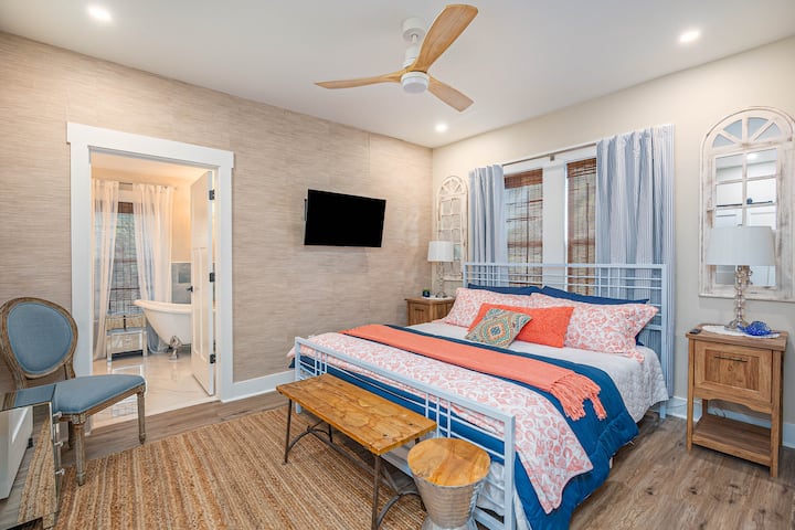 超快適なキングサイズベッドと、ご希望に合わせてさまざまな枕オプションを備えた豪華なマスタースイート。