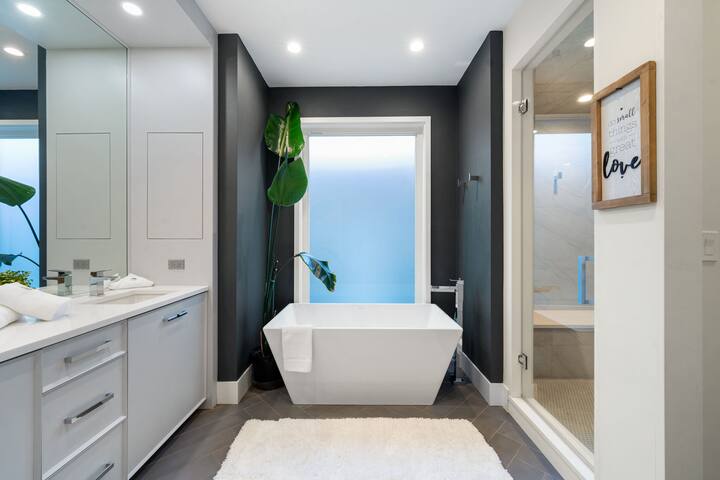 Stunning 5BR Home Chicago w/ Rooftop and Hot Tub gallery image 2