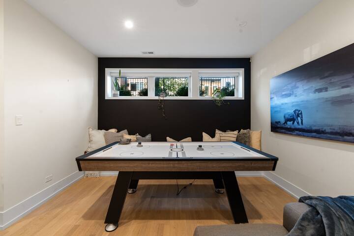 Stunning 5BR Home Chicago w/ Rooftop and Hot Tub gallery image 5