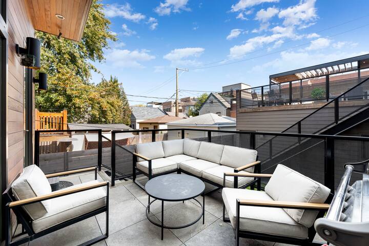 Stunning 5BR Home Chicago w/ Rooftop and Hot Tub gallery image 4
