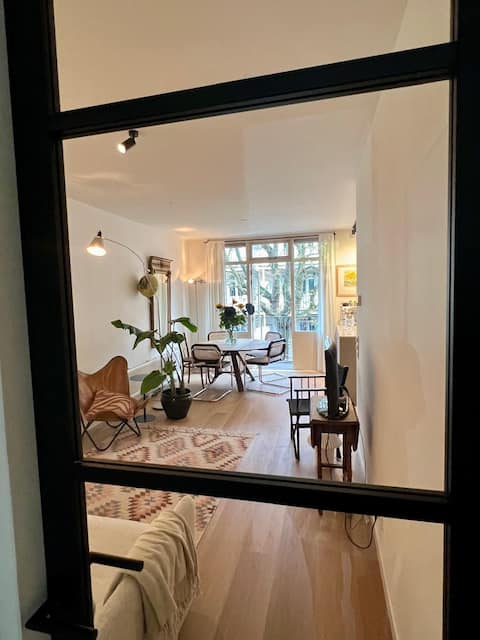 Top Airbnb: Rosie’s Renovated Apartment nearby the Vondelpark in Overtoomse Sluis