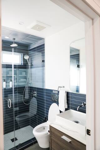 1 min walk to beach. Parking. Ocean View Rooftop gallery image 5