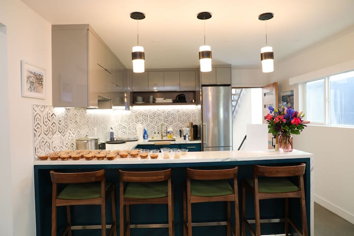 1 min walk to beach. Parking. Ocean View Rooftop