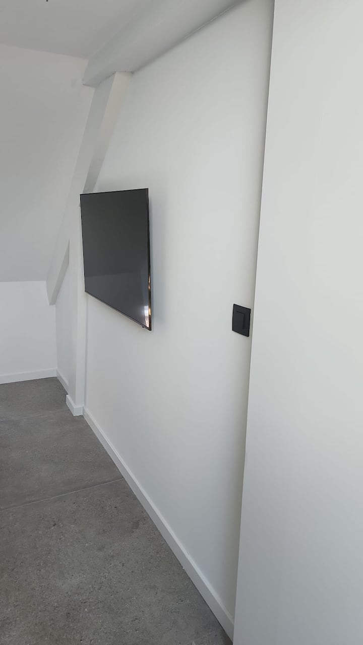 Basic New Build Room In A Barn - Ham