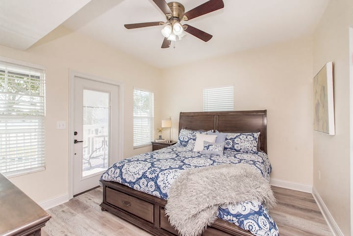 Dhomë gjumi "king" me banjë të përbashkët "Jack" dhe "Jill".