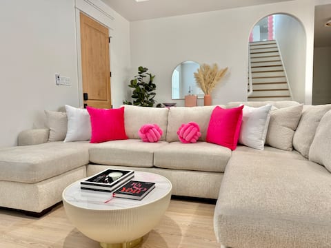 Top Airbnb: THE BABE CAVE | Beauty Bar - Mini Golf - IG Worthy in Canyon Creek