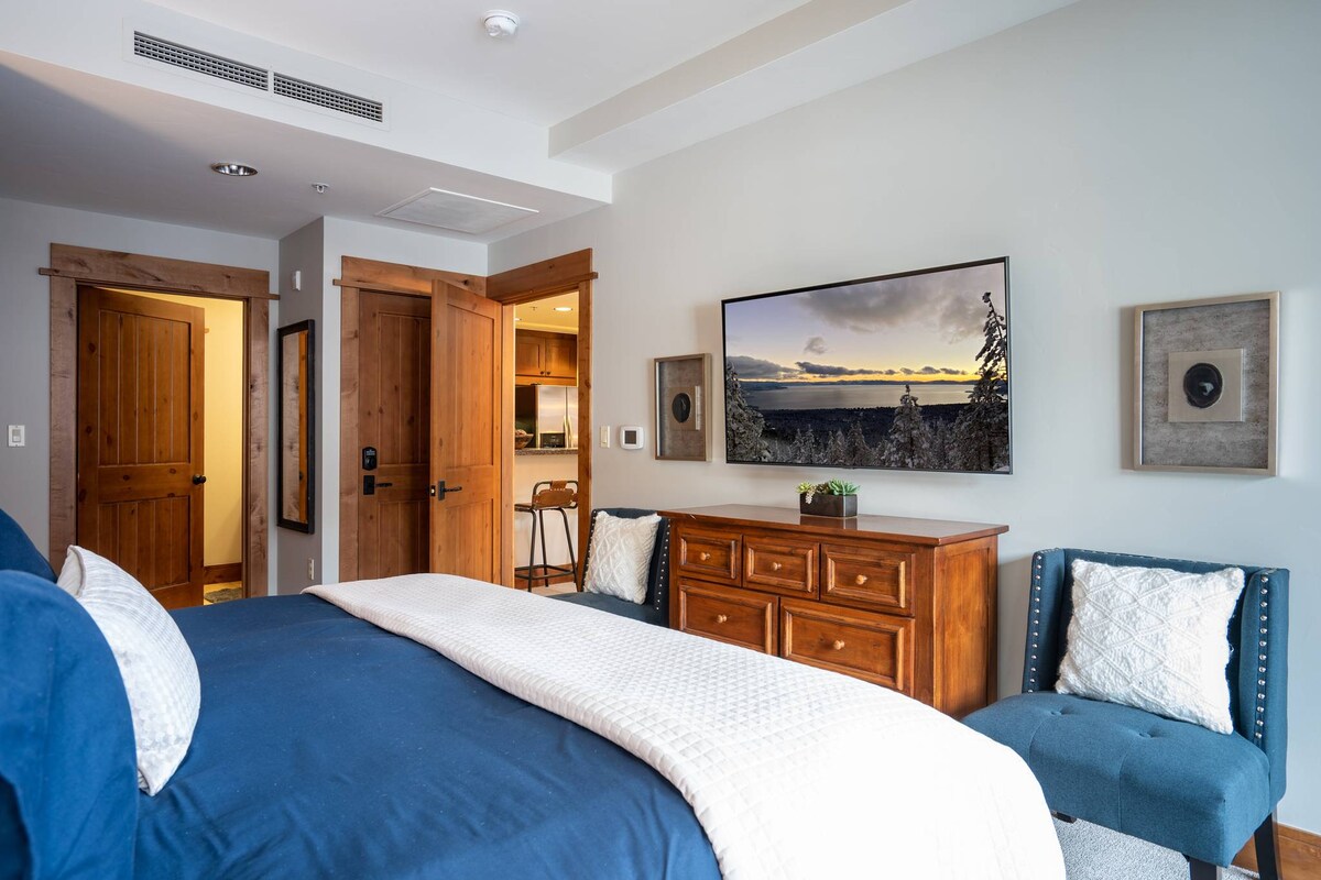 Събудете се с изглед към планината в тази спокойна първа голяма спалня с голямо двойно легло.  Вашето уютно място за почивка след ден на склоновете. Мекият, приветлив декор и плюшеният комфорт правят това място идеалното място за почивка и презареждане.