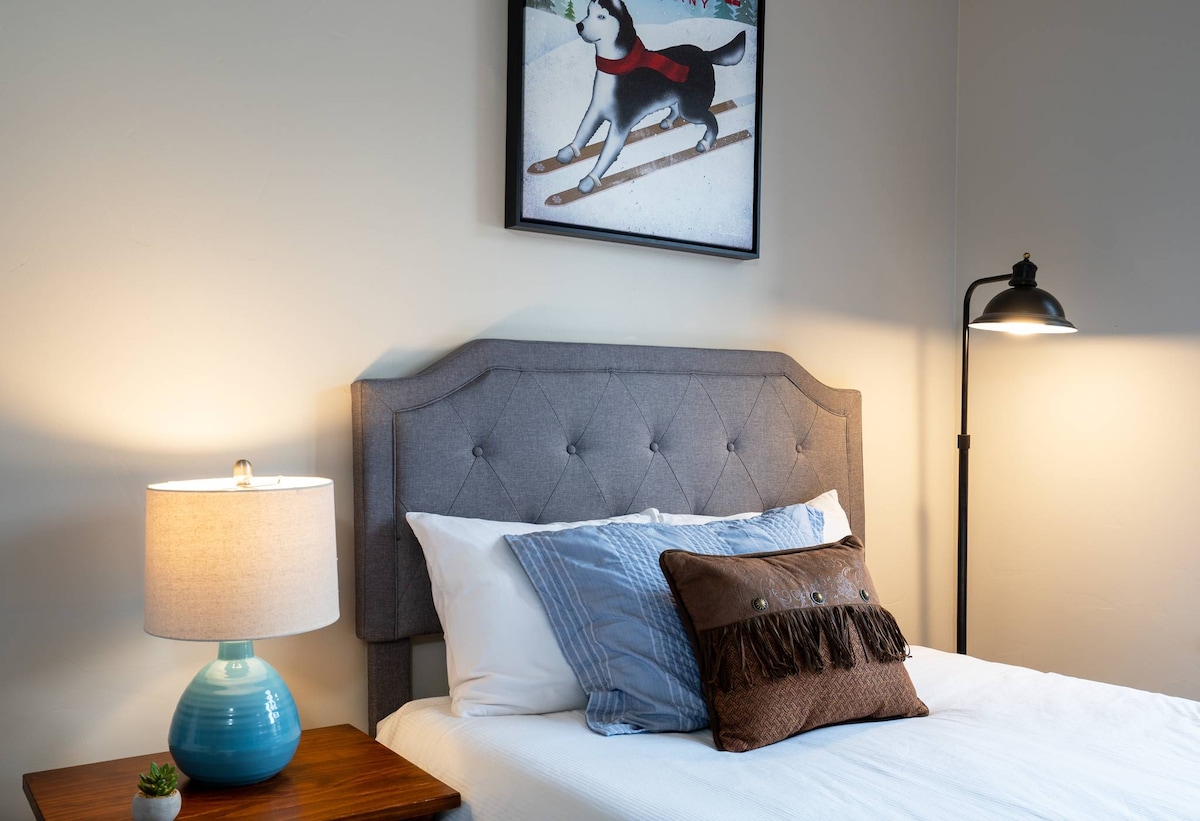 Луксозно легло в една от спалните.