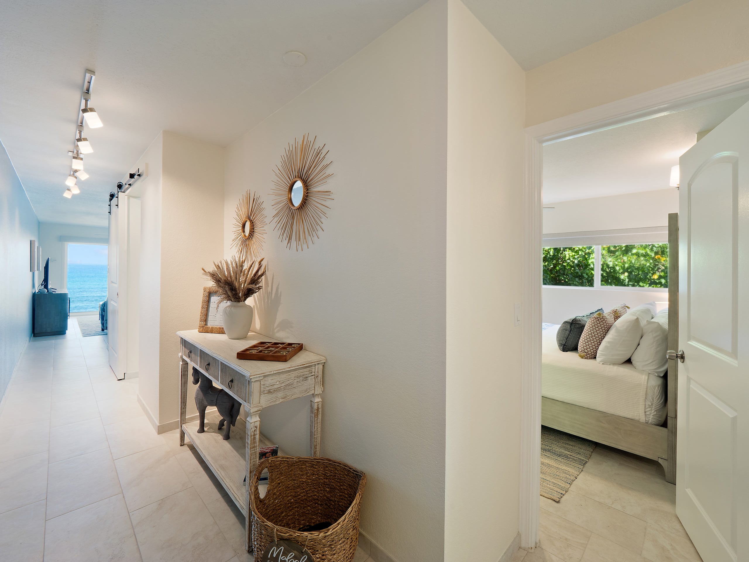 Gorgeous Unit, Stunning Views! - Image 4