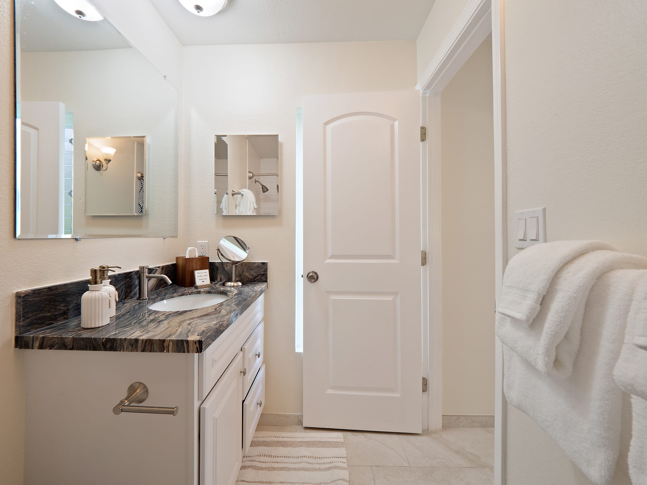 Gorgeous Unit, Stunning Views! - Image 23