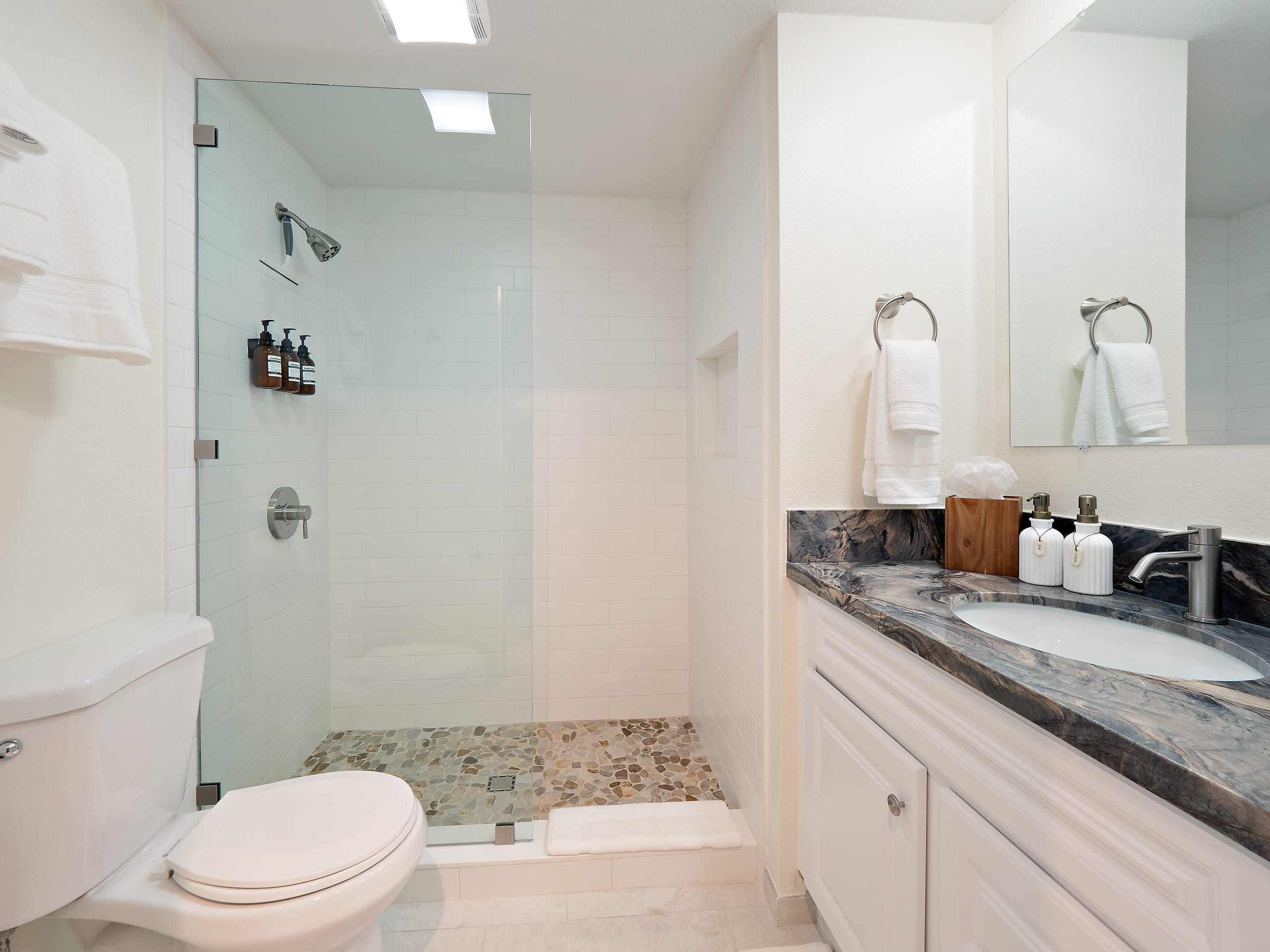 Gorgeous Unit, Stunning Views! - Image 22