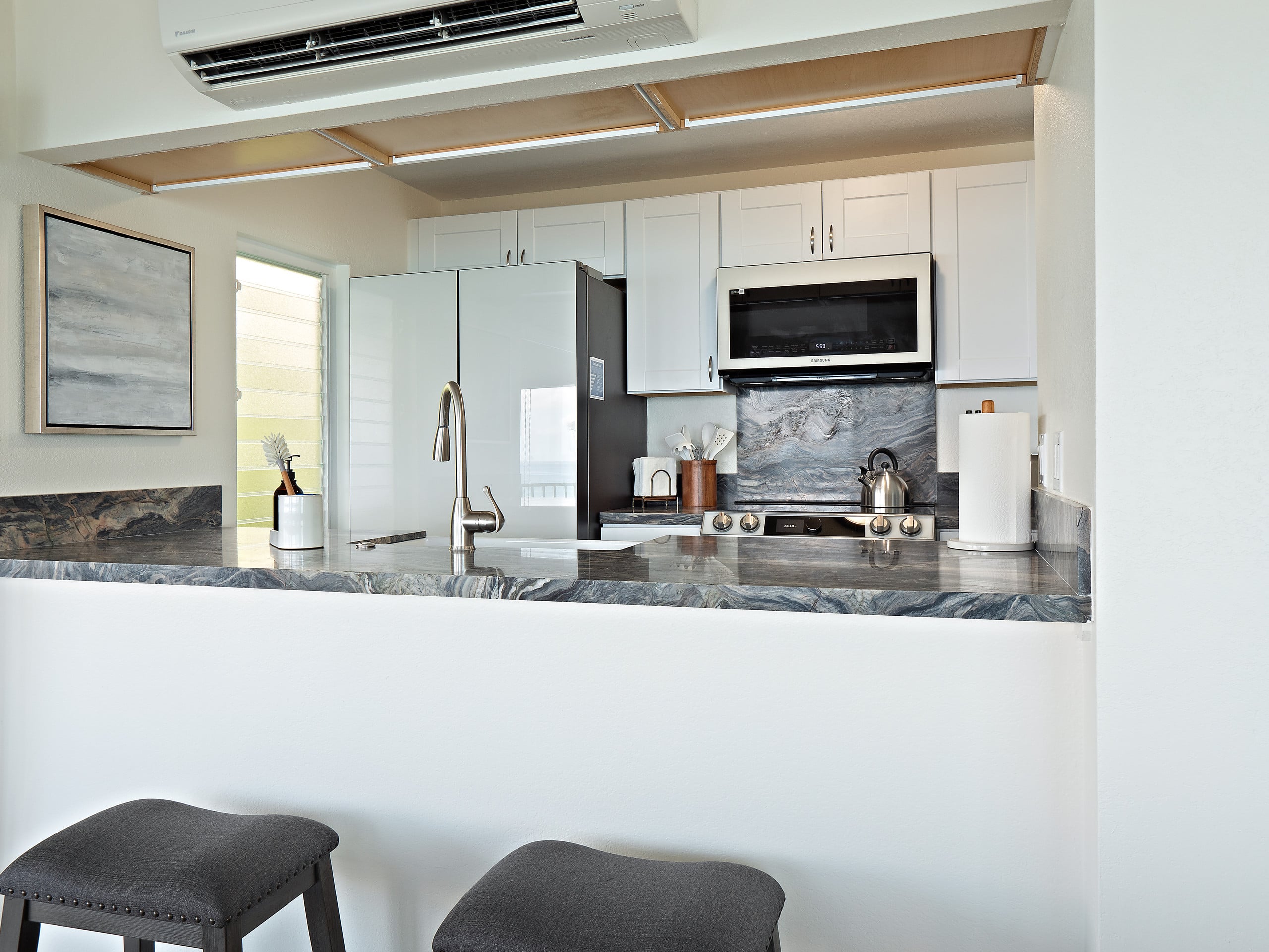 Gorgeous Unit, Stunning Views! - Image 11