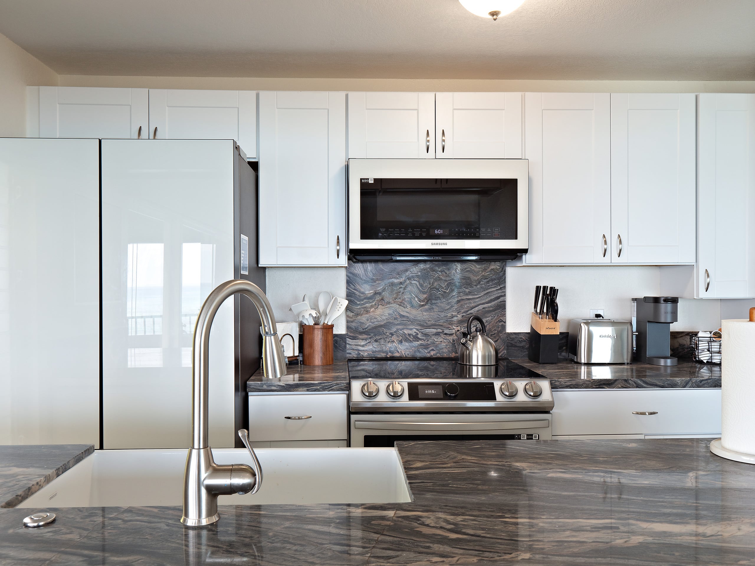 Gorgeous Unit, Stunning Views! - Image 9