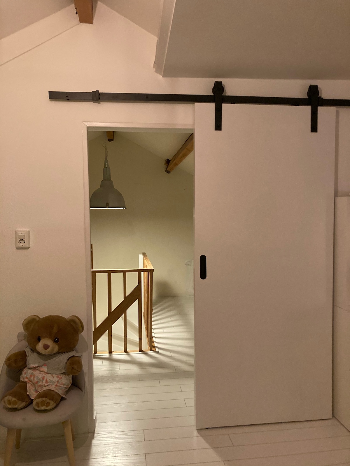 ห้องนอน 4 (ในห้องใต้หลังคา)
พร้อมโต๊ะฟูสบอลและของเล่น (รวมถึงเลโก้)
