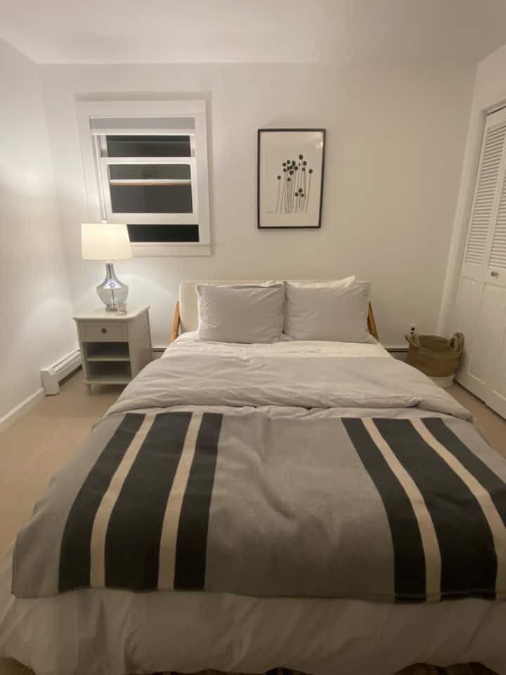 Dhomë gjumi në katin e sipërm, krevat dopio "queen", dollap i madh