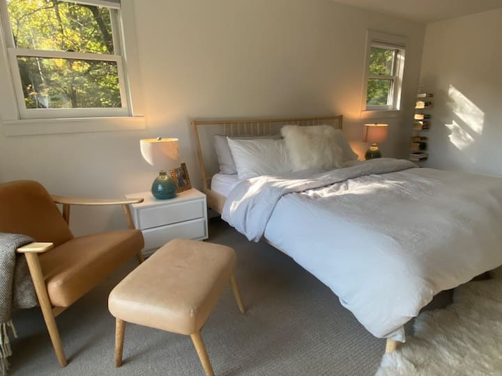 Dhomë gjumi kryesore, krevat dopio "king", banjë e kompletuar dhe dollap