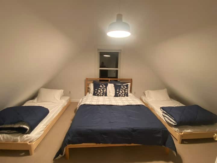 Dhomë bonus në katin e sipërm (jashtë dhomës së gjumit 4) , 1 krevat dopio "queen", 2 krevate dopio për fëmijë 