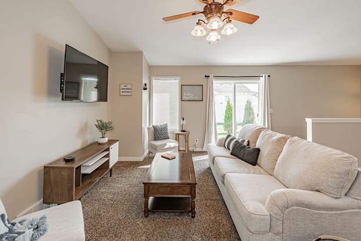 Perfect Retreat: Hot Tub, Game Room & Theater! - Idaho Falls, ID