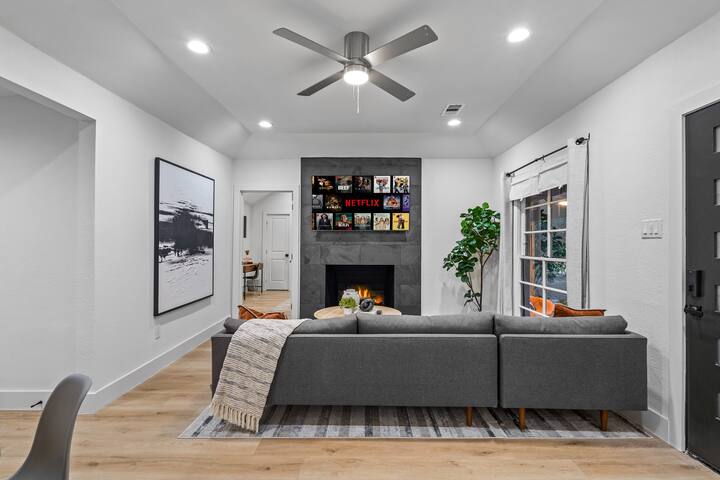 Heated Pool located in the Heart of Dallas! gallery image 5