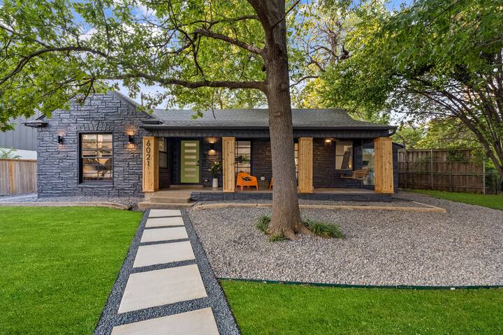 Heated Pool located in the Heart of Dallas! gallery image 3