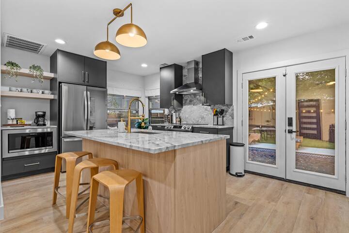 Heated Pool located in the Heart of Dallas! gallery image 4