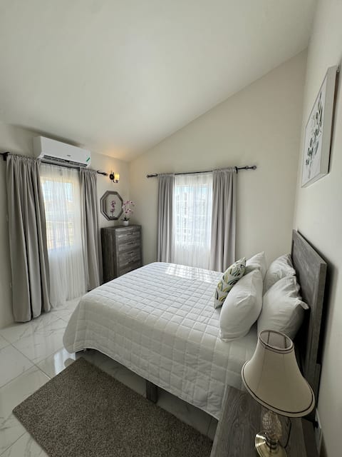 Gated Home: A/C, Airport Pickup, 15Mins to Beaches