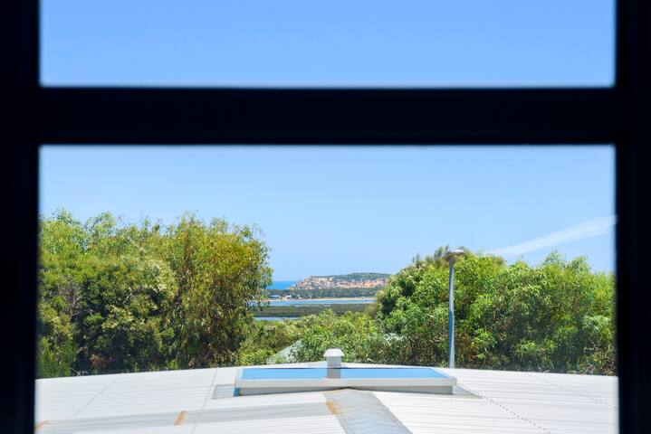 Saltaire Luxurious Beach House Breath-taking Views gallery image 3