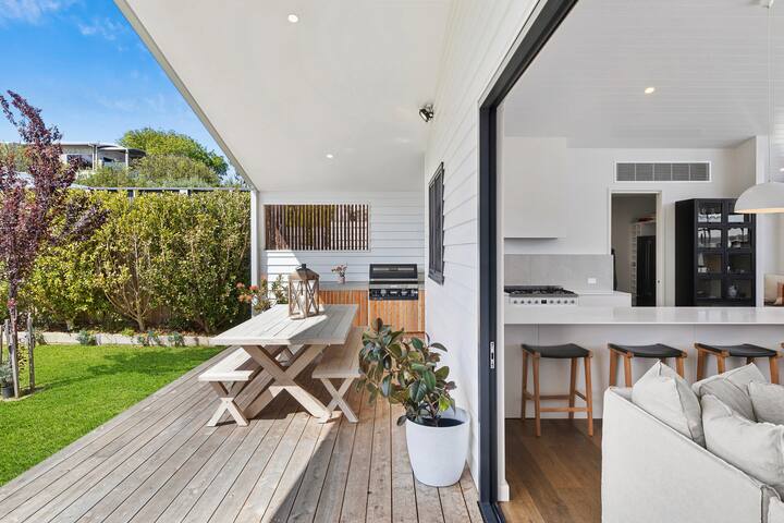 Saltaire Luxurious Beach House Breath-taking Views gallery image 5