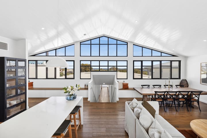 Saltaire Luxurious Beach House Breath-taking Views