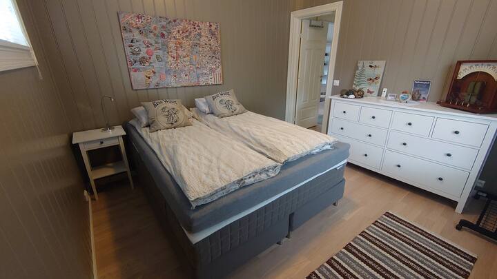 ห้องนอนหลักที่ดีมากที่ชั้นแรกพร้อมเตียงคู่ที่สะดวกสบาย