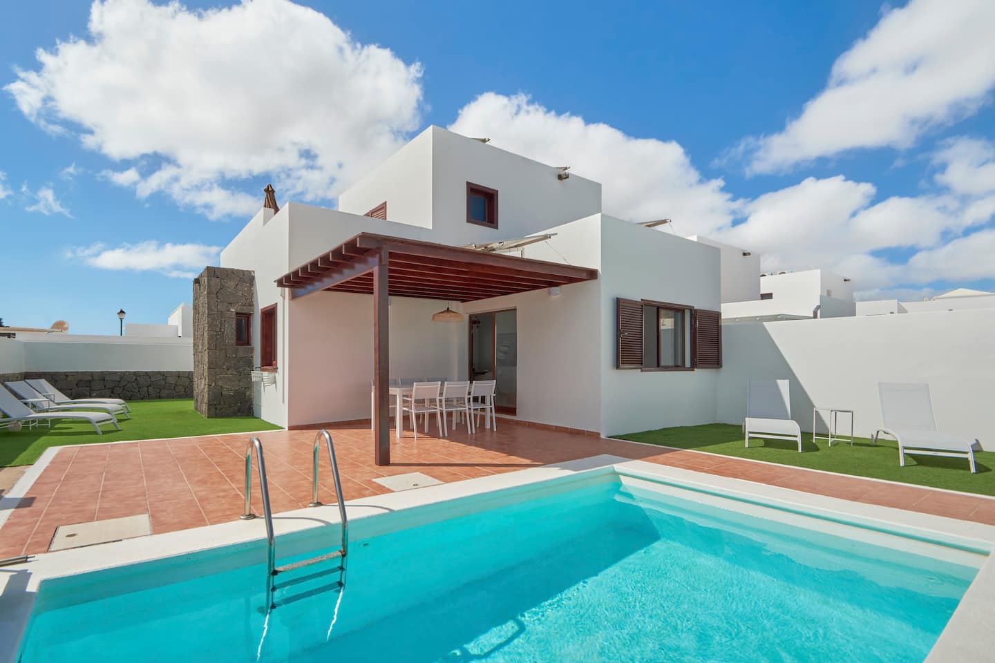 Casa Nolva Heated Pool — piscina climatizada privada con terraza y fachada, Playa Blanca, Lanzarote